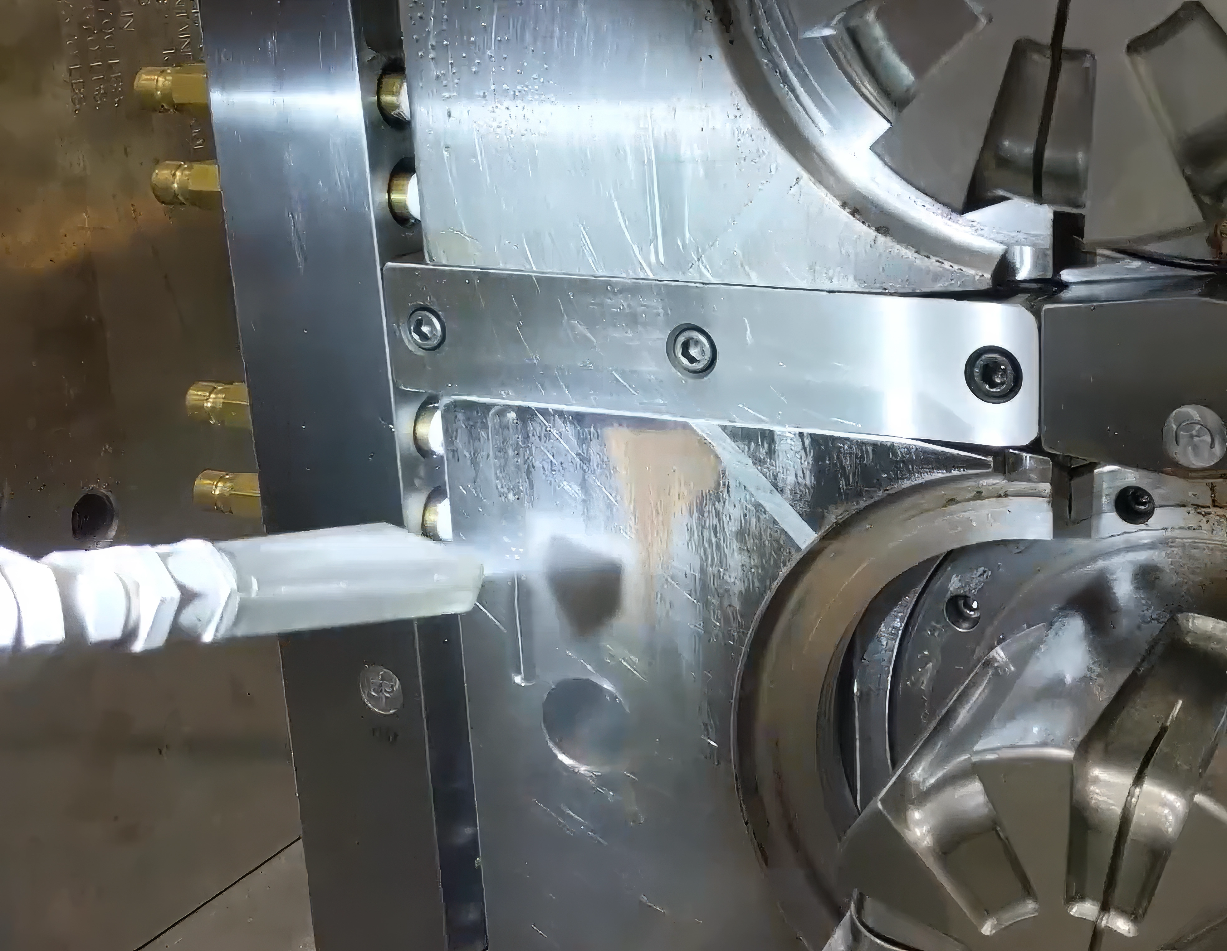 Projection de glace carbonique sur un moule industriel afin d'éliminer les contaminants et résidus sans endommager les surfaces usinées.