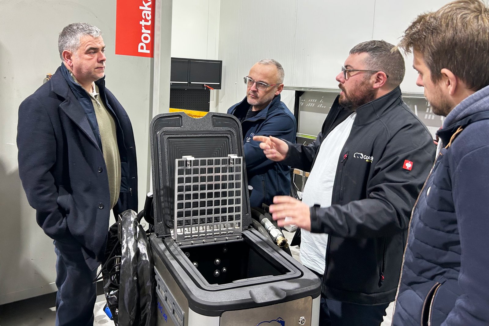 Formation technique Cold Jet France sur une machine de nettoyage cryogénique avec démonstration du bac à glace carbonique.