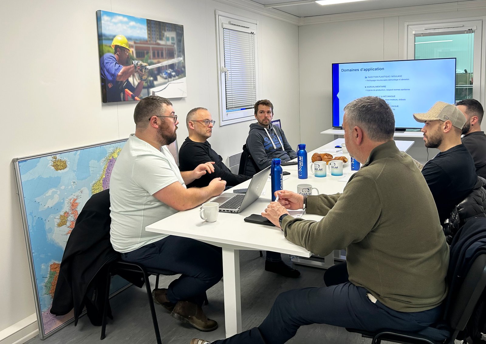 Session de formation technique Cold Jet sur les machines de nettoyage cryogénique et leurs applications industrielles.