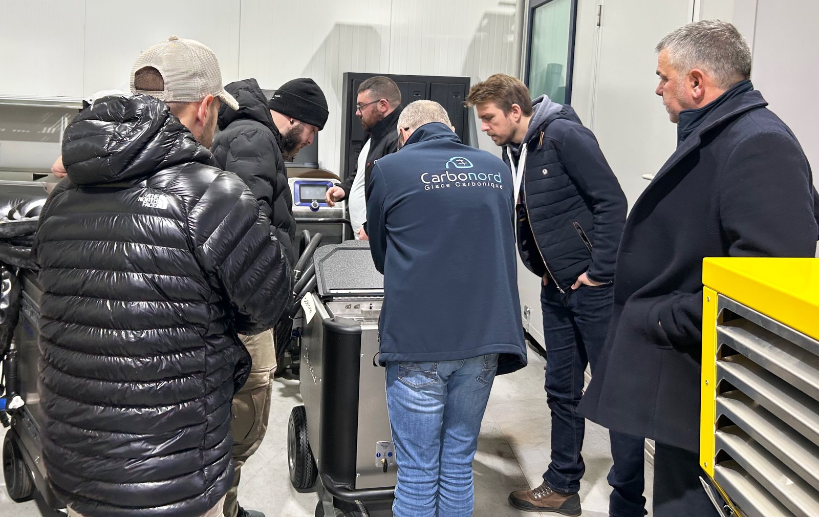 Session de formation Cold Jet sur une machine de nettoyage cryogénique avec des professionnels industriels.