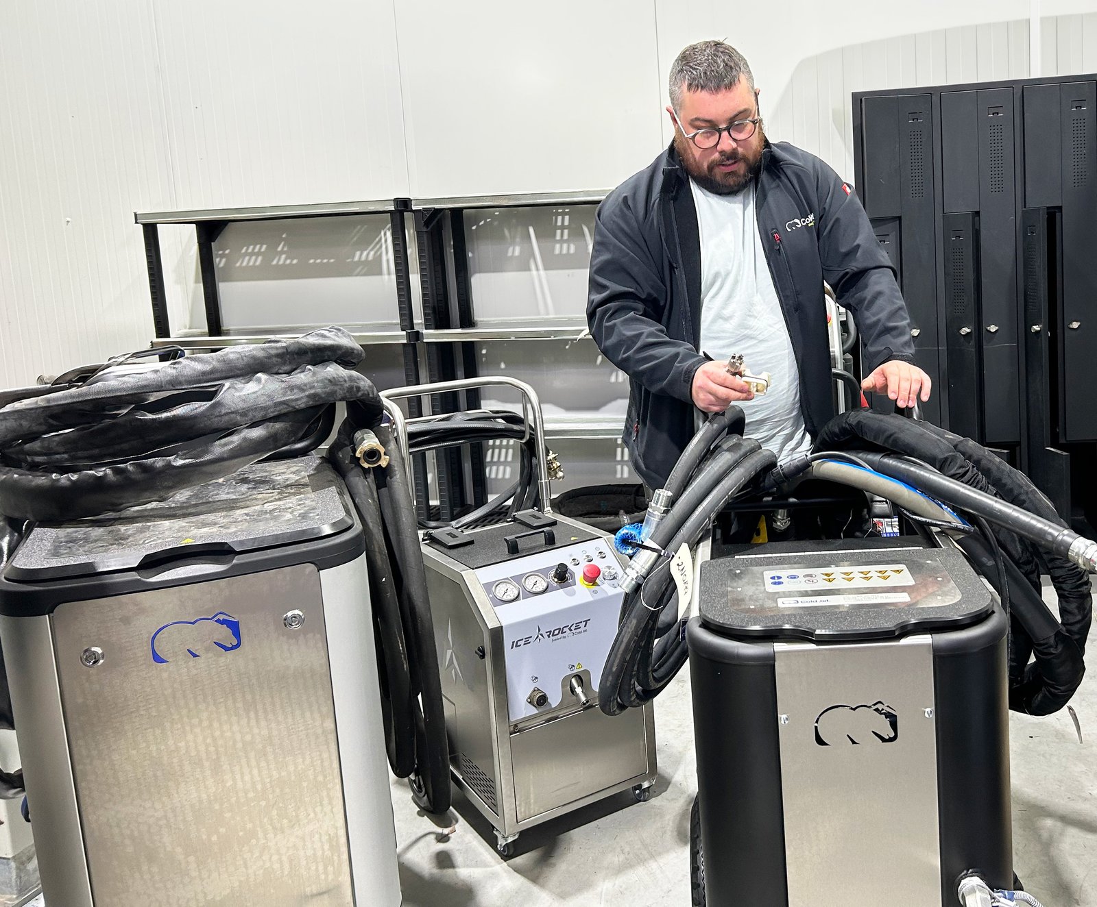 Présentation d'une gamme de machines de nettoyage cryogénique professionnelles Cold Jet lors d'une formation technique.
