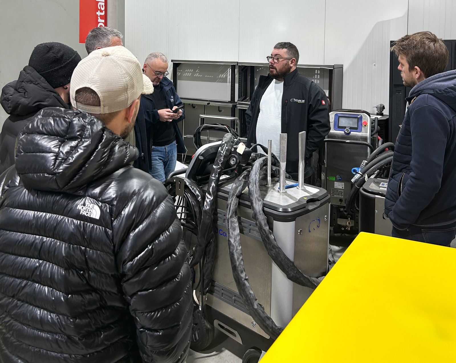 Démonstration technique de différentes buses pour adaptateur Aero2 sur une machine de nettoyage cryogénique Cold Jet.