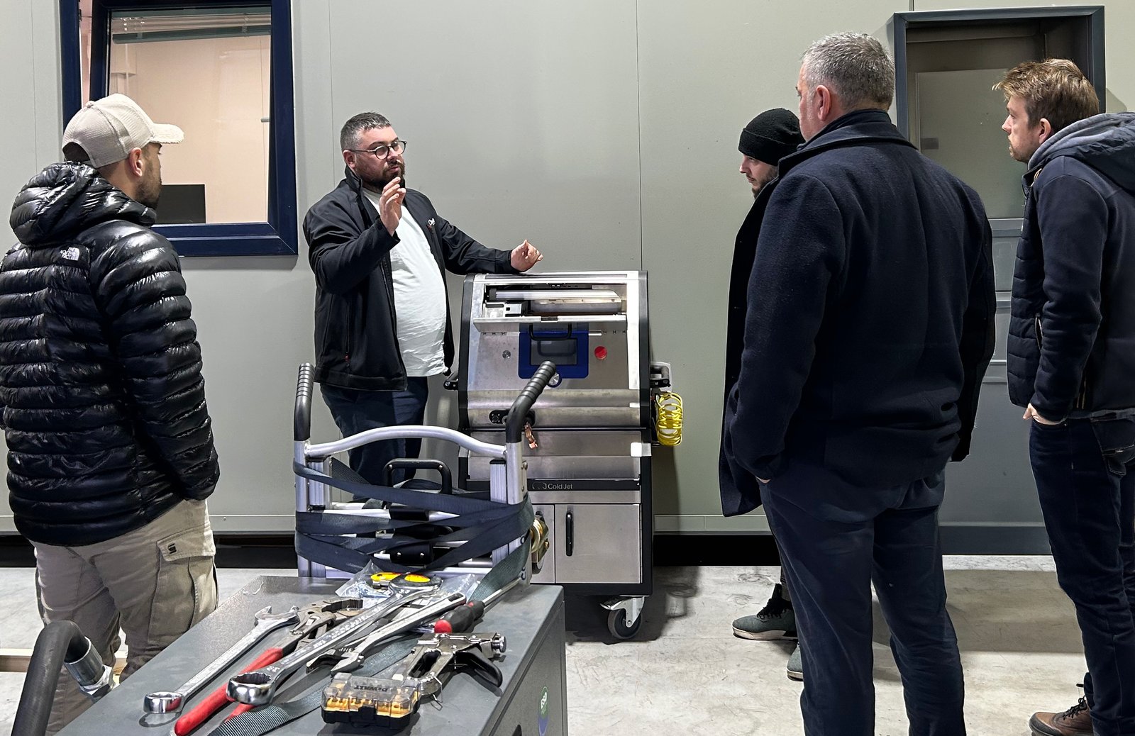 Formation technique sur la machine de nettoyage cryogénique de précision Cold Jet MicroClean 2 en atelier industriel.