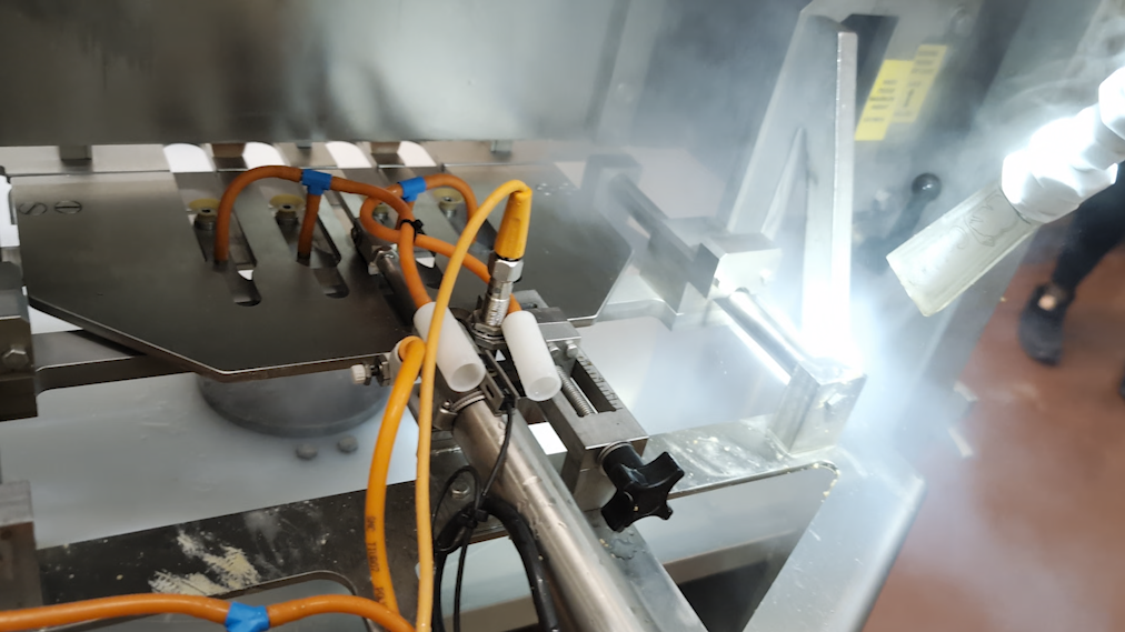 Désinfection et nettoyage cryogénique à sec d'une ligne de production agroalimentaire sans contact avec l'eau.