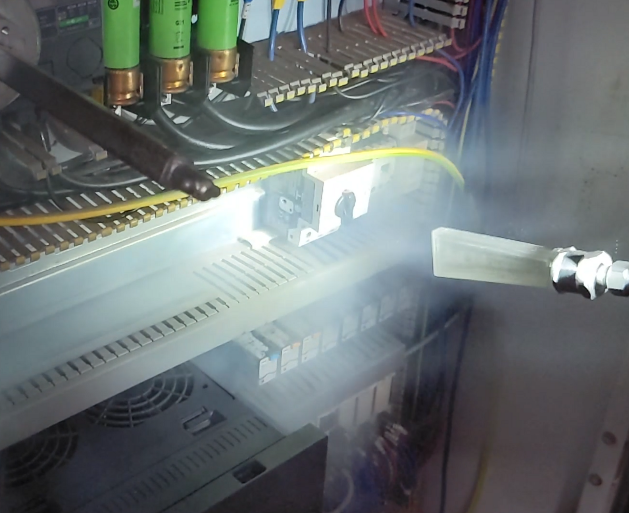 Maintenance sécurisée d'une armoire électrique par nettoyage cryogénique sous tension dans une usine du Grand Est.
