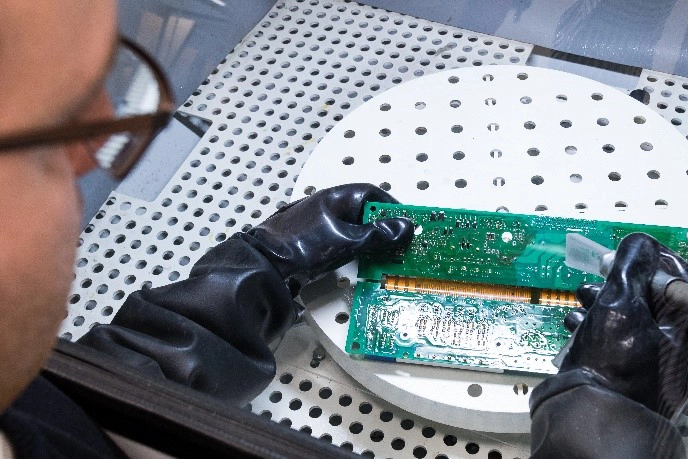 Nettoyage cryogénique d'une carte électronique : élimination des résidus par glace carbonique sans risque de court-circuit