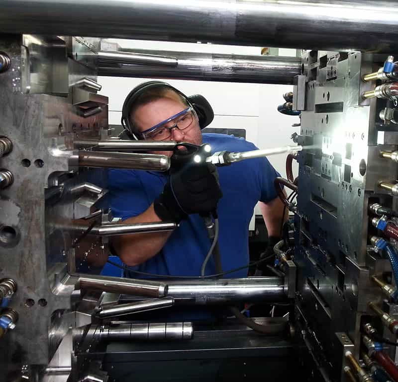 Nettoyage cryogénique d'un moule d'injection automobile par Cold Jet