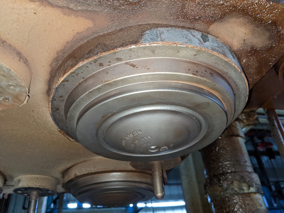 Gros plan d'un moule industriel en acier avant un nettoyage cryogénique